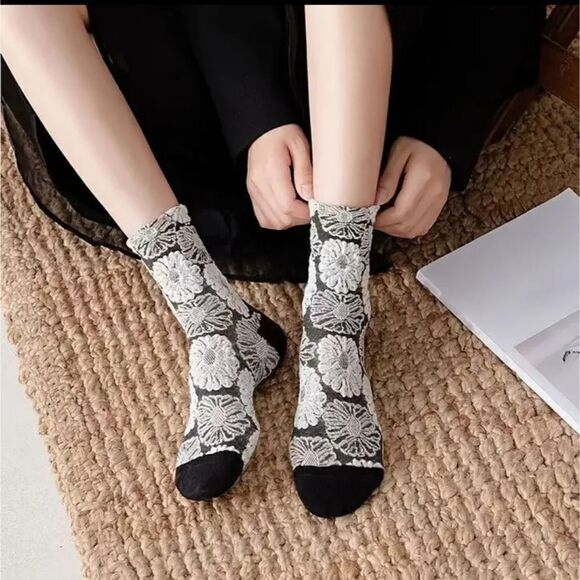 Cottagecore Embroidered floral tube dress Socks black and white bows - Picture 3 of 6